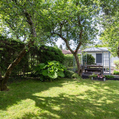 suojaisa ja vehreä piha