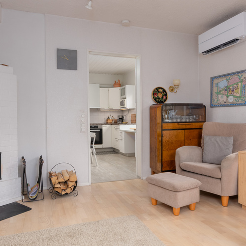 olohuoneessa varaava takka ja ilmalämpöpumppu