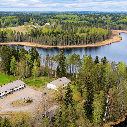 Mökki tai huvila, Peura-ahontie 215, Mäntyharju, 1 talo: Oh, 8mh, aula, tsto, k, ruokailutila, 4xwc, invawc, kph, khh, s + 2 talo, 512 m², 129 000 €