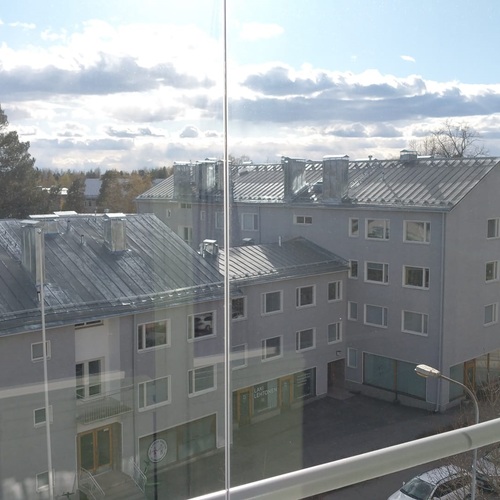 Parvekenäkymä länteen laseilla