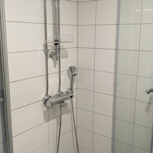 Suihku kylpyhuoneessa