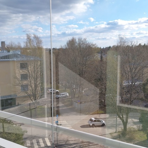 Parvekenäkymä etelään laseila