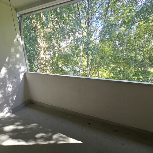 Parveke sisäpihalle päin.