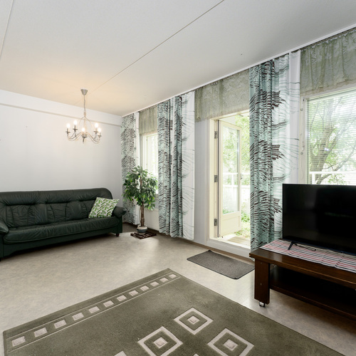 Olohuone ja kulku terassille