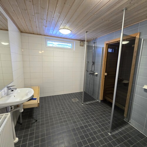 Taloyhtiön kylpyhuone.