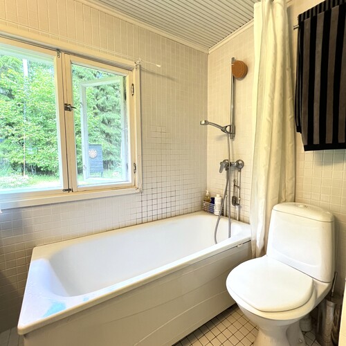 Mökin kylpyhuone / wc