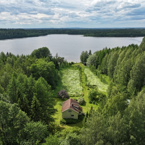Mökki tai huvila, Joutsa, Huhtiniementie 244, Alak. tupa, k, 2mh, et, lasikuisti + yläk. aula, 1mh, wc, var + kellarikerros, 120,00m², 139 000,00 €