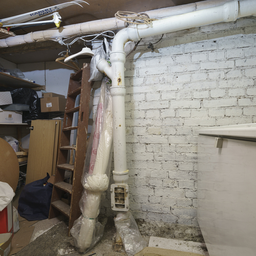 Kellarin viemäri ja vesiputki