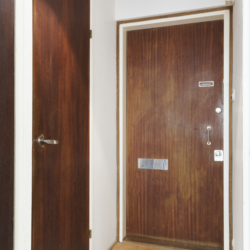 Vasemmalla kph2:n ovi ja ulko-ovi 2