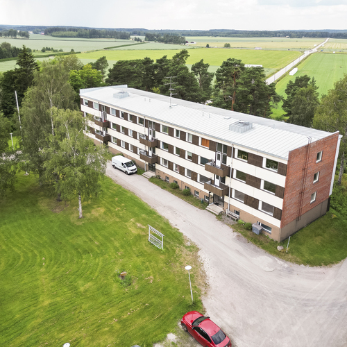 Myös päädyissä on ikkunat.