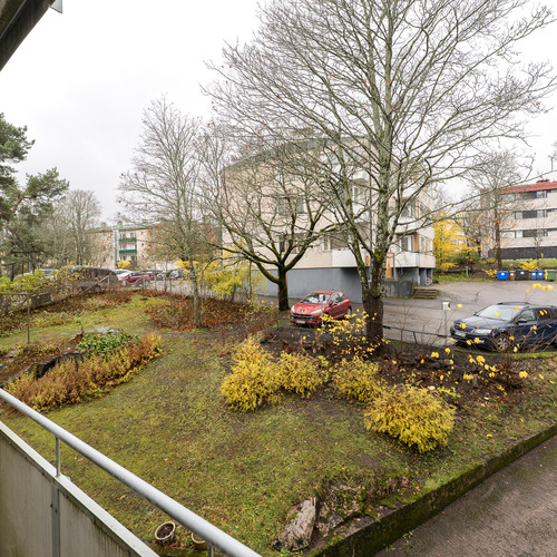 Puolen päivän jälkeen paistaessaan paistaa tähän Puolen päivän jälkeen paistaessaan paistaa tähän