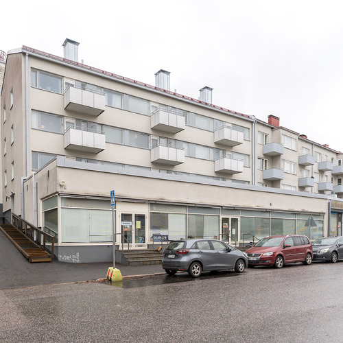 Kauppalantien puolen julkisivu Kauppalantien puolen julkisivu