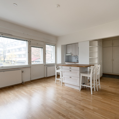 Seinänä leveydeltä ikkunapintaa Seinänä leveydeltä ikkunapintaa