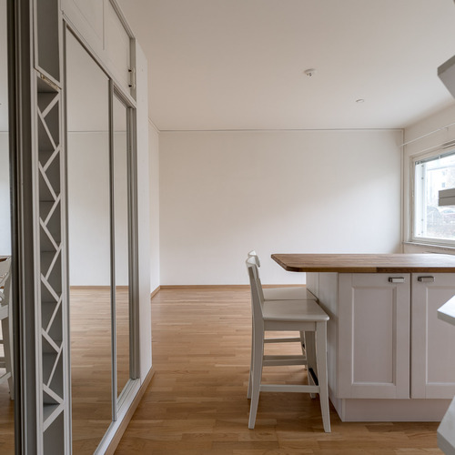 Eteisestä huoneeseen Eteisestä huoneeseen