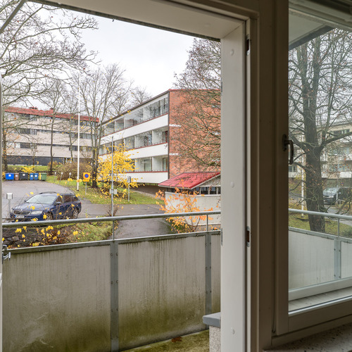 Parveke suojaisalle puolelle Parveke suojaisalle puolelle