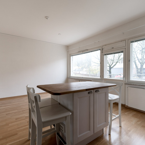 Saareke lisää keittökaappitilaa ja toimii ruokapöytänä Saareke lisää keittökaappitilaa ja toimii ruokapöytänä