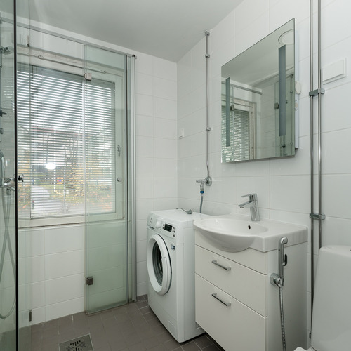 Kylpyhuoneessa ikkuna Kylpyhuoneessa ikkuna