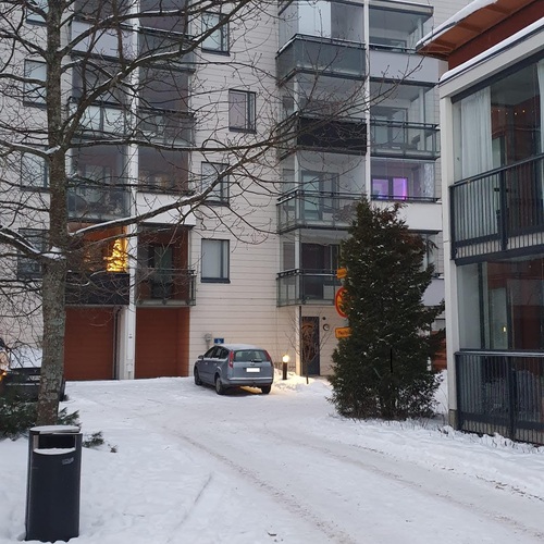 Julkisivu pihan puoli