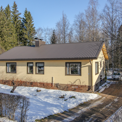 Omakotitalo, Lehtolantie 13, Riihimäki, Asuinkerros : 5 h, k, 2 wc tilaa, vh.
Kellarikerros : At, s, kph, ph, tekn.tila, varastotilaa, 119 m², 185 000 €