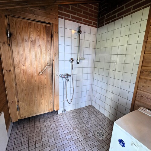 Rantasaunan kylpyhuone.