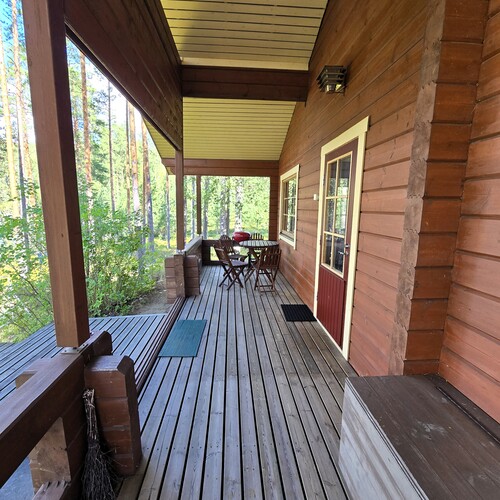 Päärakennuksen kuisti.