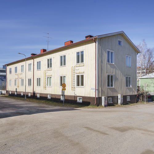 Talo Mäntymäenaukion ja Vuorityömiehenkadun kulmasta kuvattuna