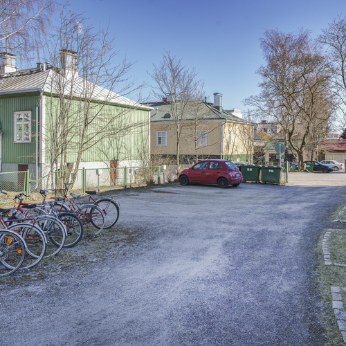Yhtiön pihaa