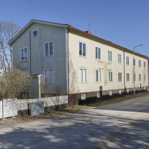 Talo Mäntymäenaukiolta kuvattuna