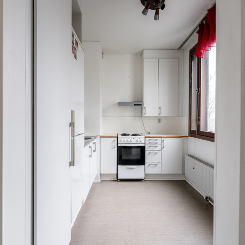 Keittokomeroon mahtuu pöytä