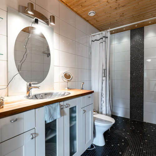 2. kerroksen kylpyhuone