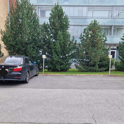 Autopaikka sähkötolpalla.