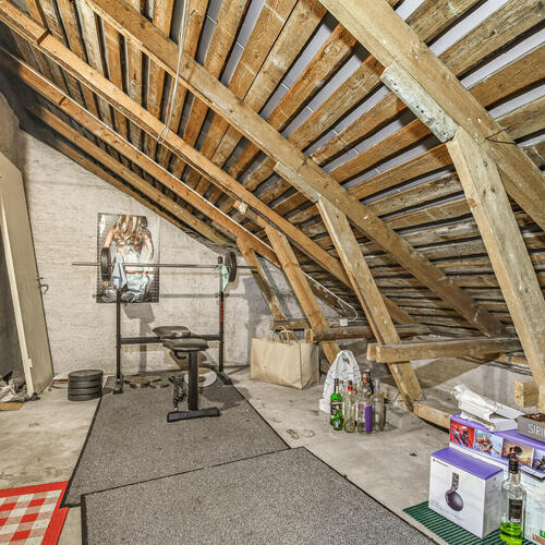 Omaan vinttivarastoon on käynti suoraan asunnosta.