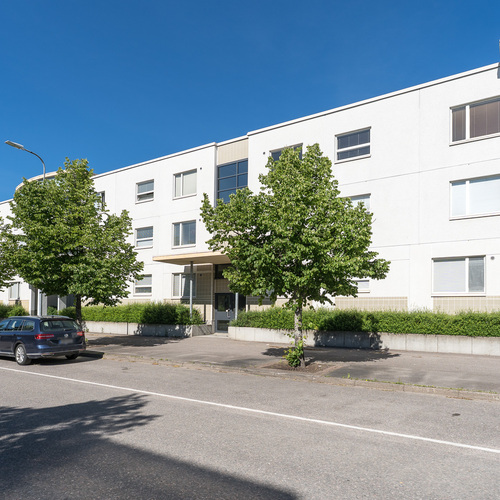 Julkisivu kadun puolelta