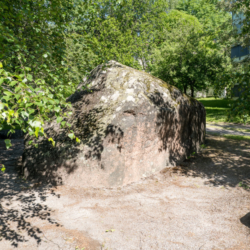 Siirtolohkare pihalla