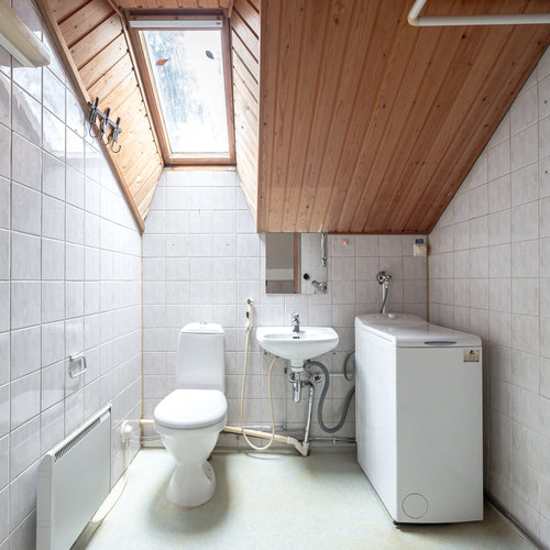 Ullakkohuoneen wc