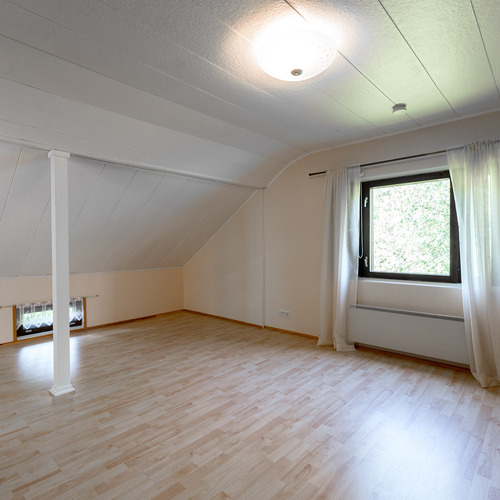 2. huone ikkunan suuntaan