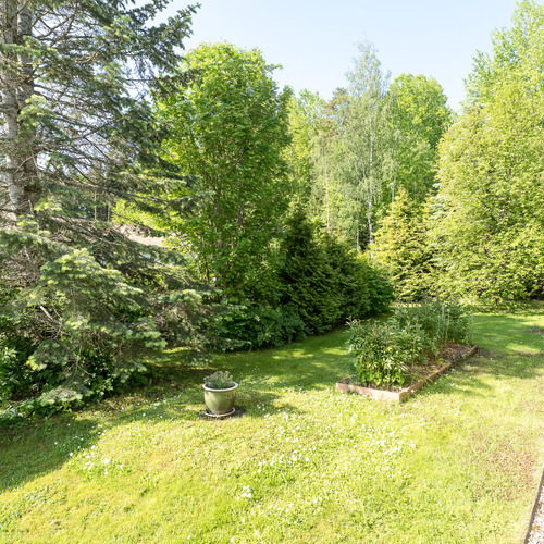 Länsipäädyn piha-aluetta