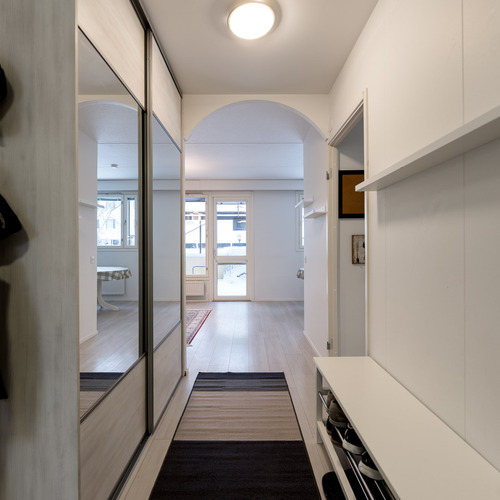 Eteinen olohuoneen suuntaan