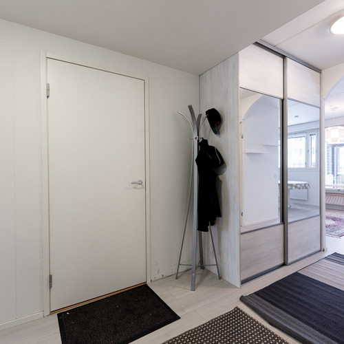 Eteinen ja sisäänkäynti