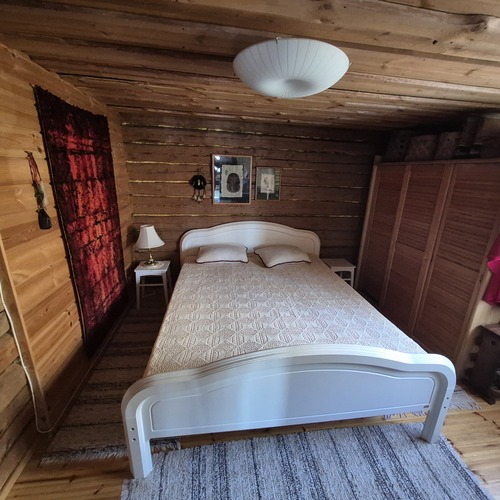 Alakerran makuuhuone