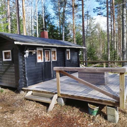 Toinen sauna, tupa ja terassi.
