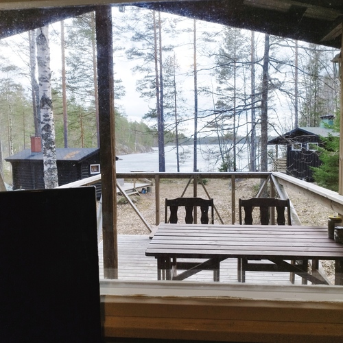 Näkymä mökin ikkunasta
