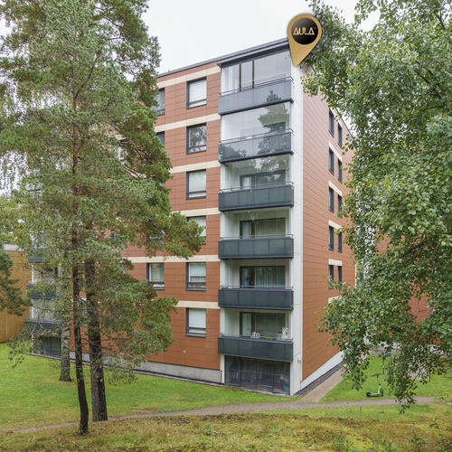 Talo asunnon parvekkeen puolelta