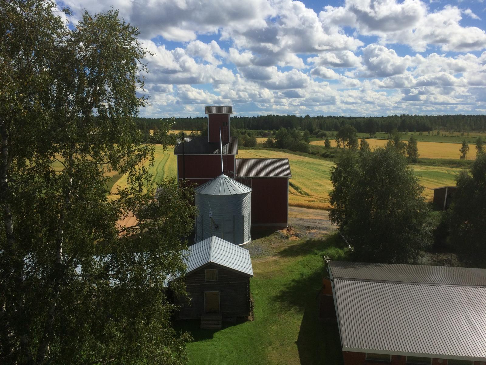 Piha-alueelta kuva, peltojakin näkyy