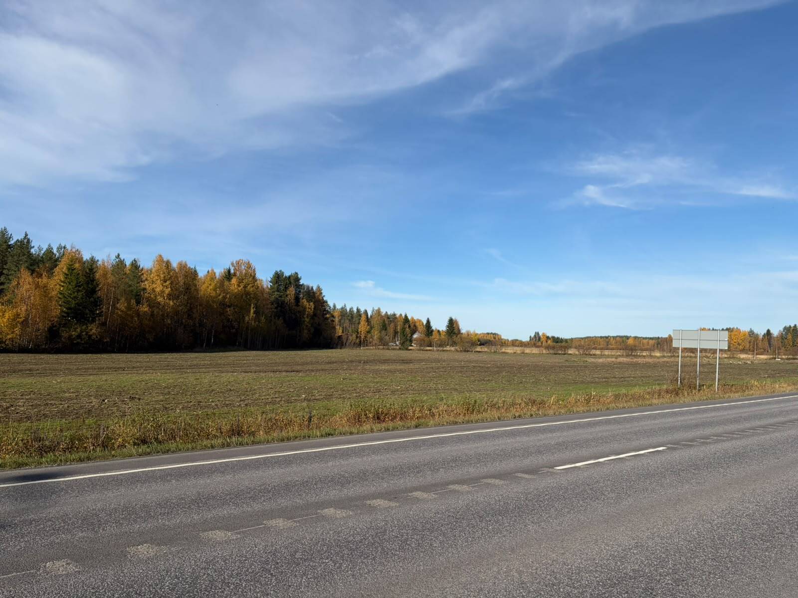 Myytävät peltolohkot (2,29 ha ja 1,86 ha) molemmin puolin Kauhavantietä