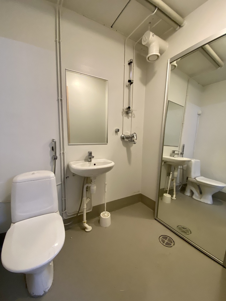 Wc ja suihku varastotilassa 2
