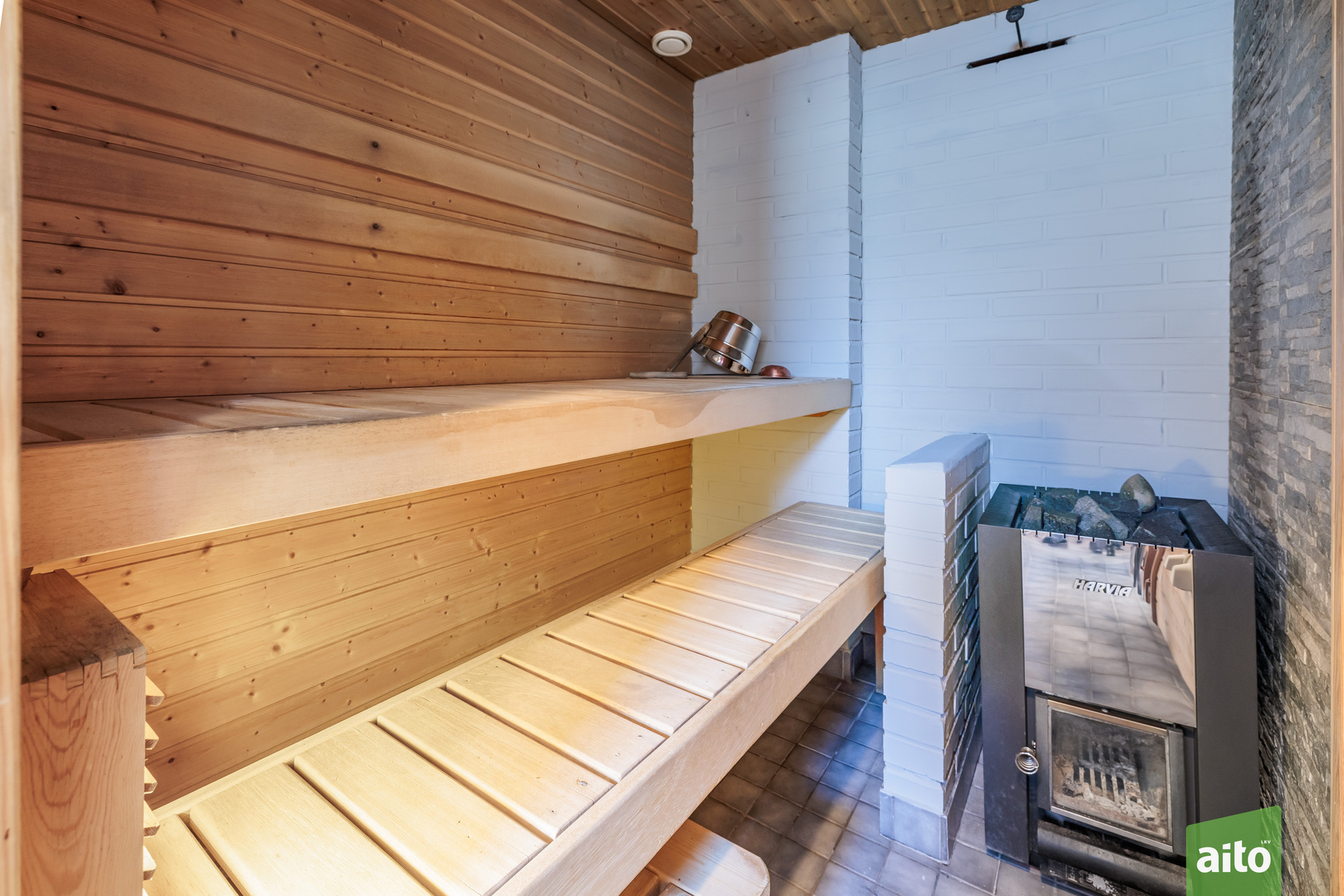 Puulämmitteinen sauna
