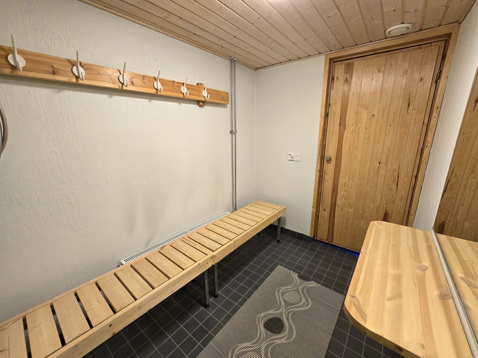 Taloyhtiön pukuhuone.