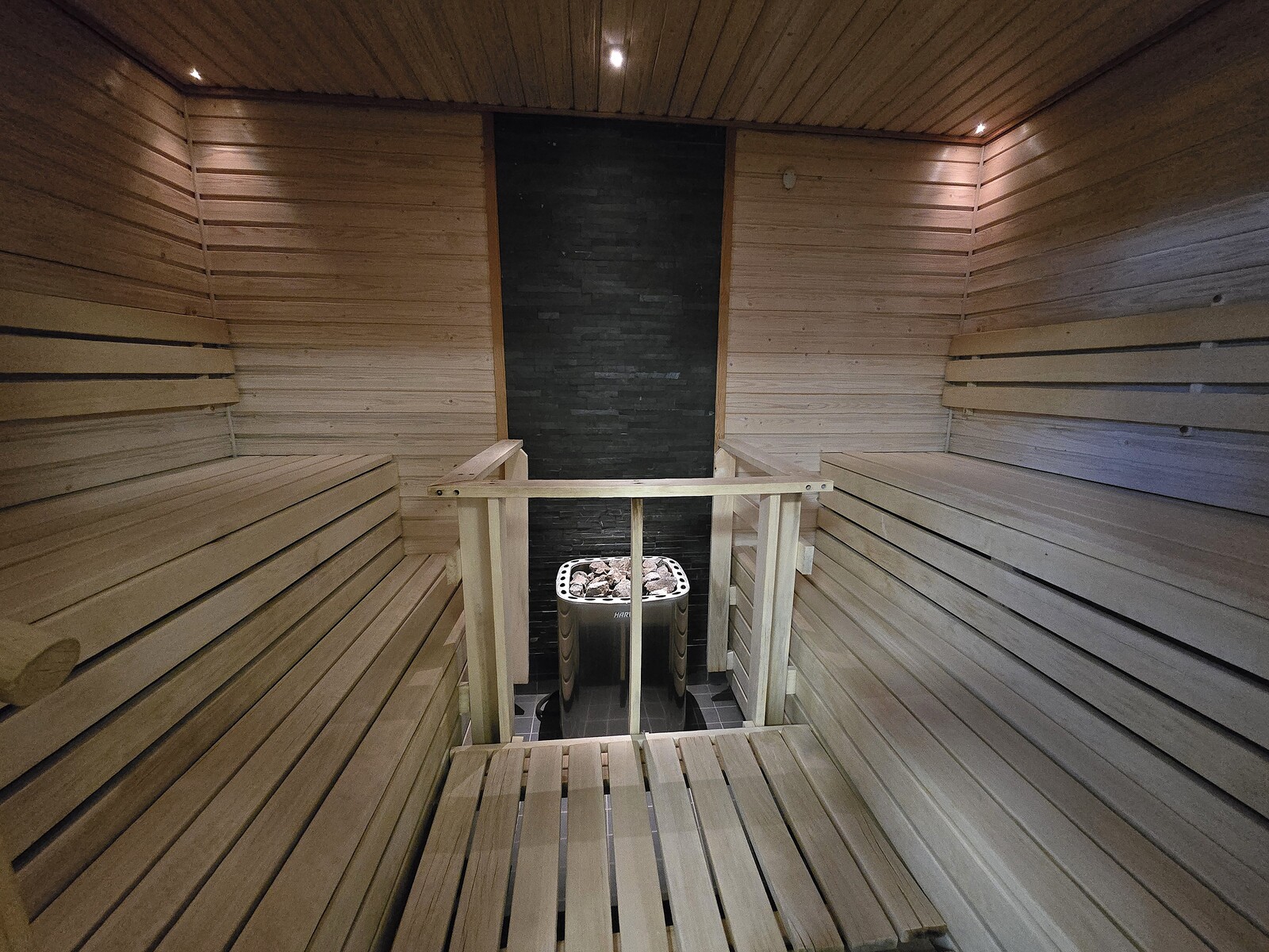 Taloyhtiön sauna.