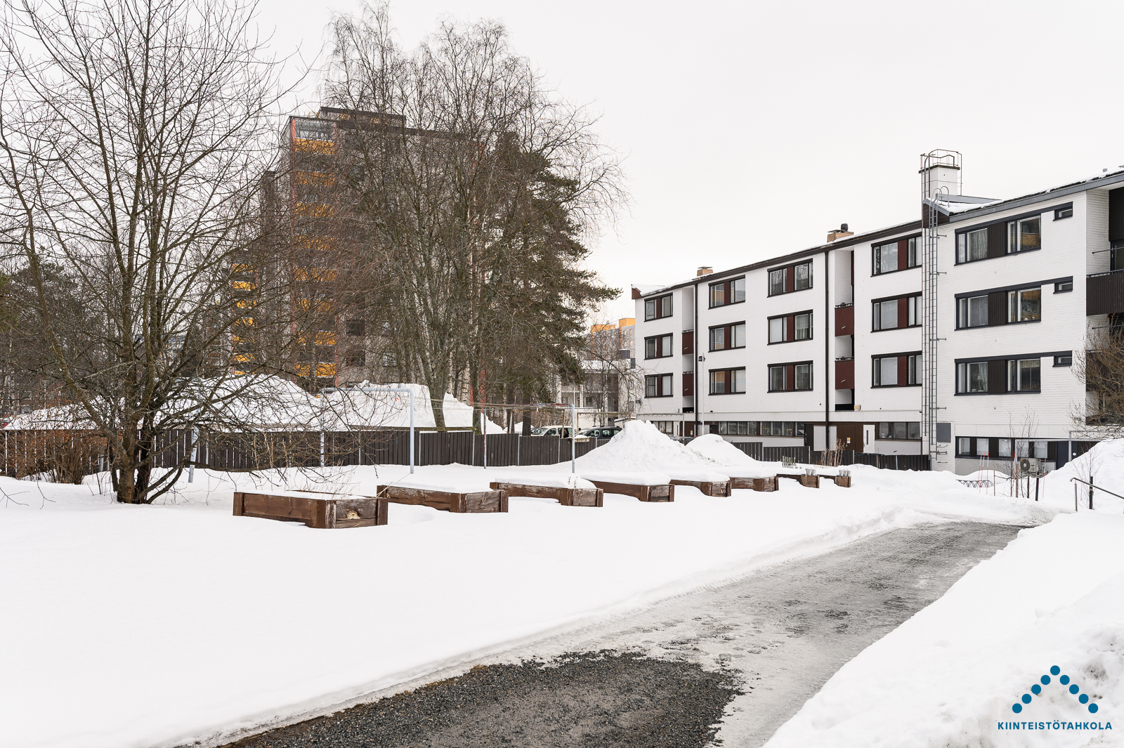 Pihassa istutuslaatikoita